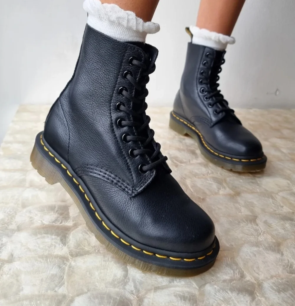 Dr. MARTENS 1460 PASCAL JY004 COLOR BLACK size 7 women's - Picture 1 of 7